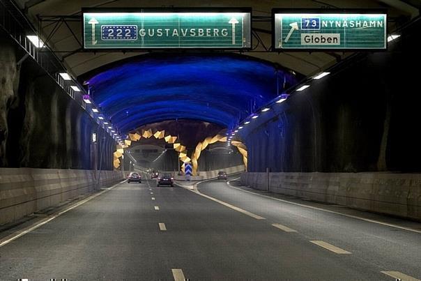 Der schwedische Tunnel Södra Länken in Stockholm überrascht mit ungewöhnlichen architektonischen Elementen und farbiger Lichtgestaltung. Foto: ADAC